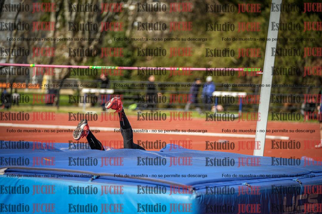 Fotos del salto en alto - todos los grupos
