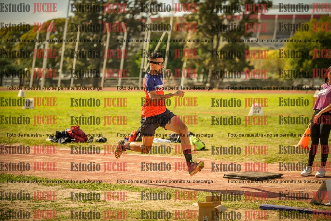 Fotos del salto en largo de varones