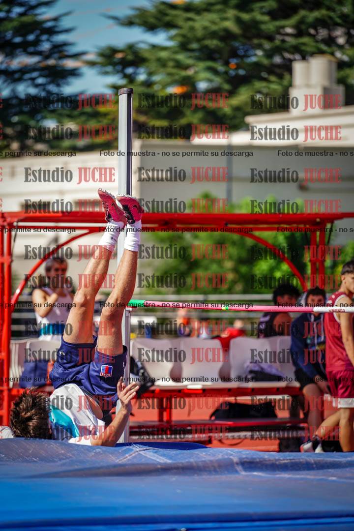 Fotos del salto en alto de mujeres y varones