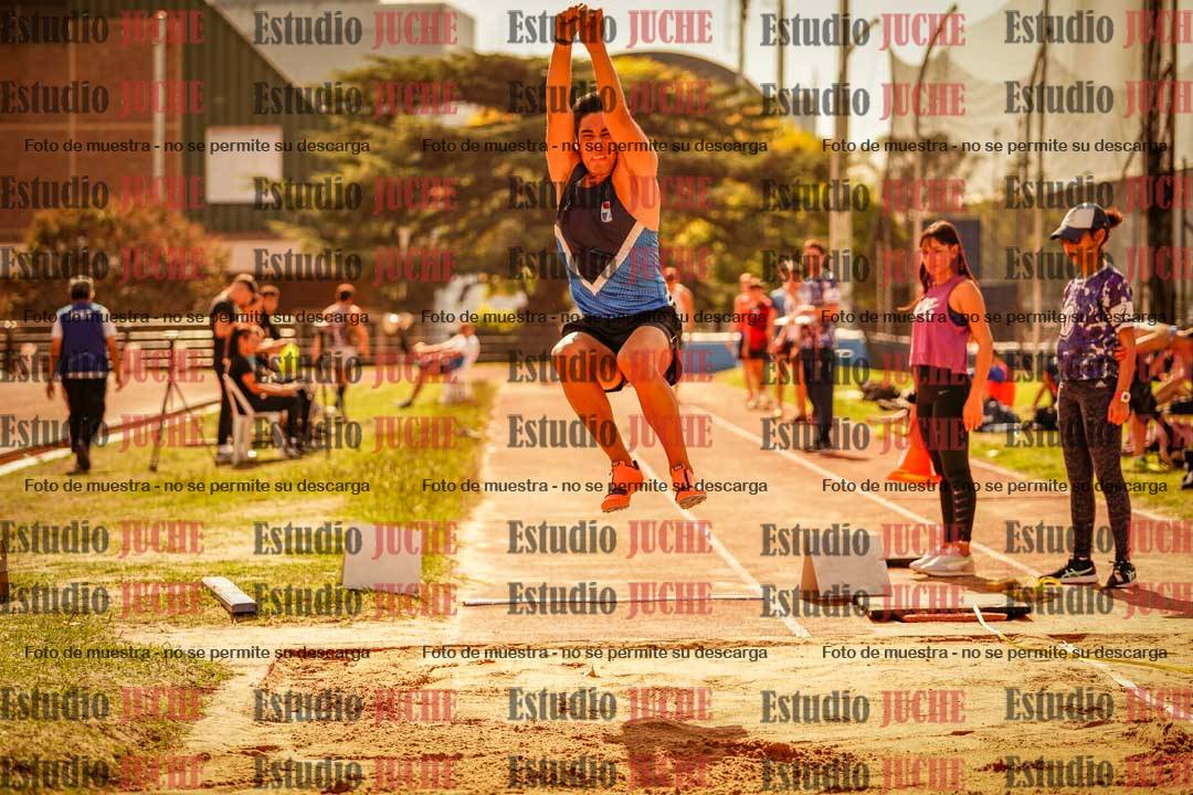 Fotos del salto en largo de varones