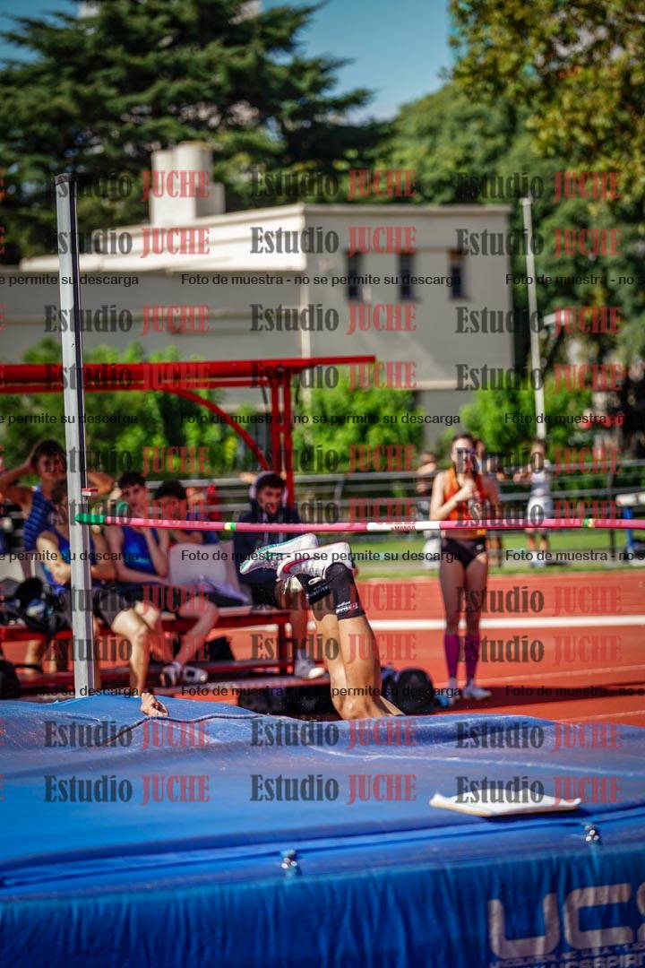 Fotos del salto en alto de mujeres y varones