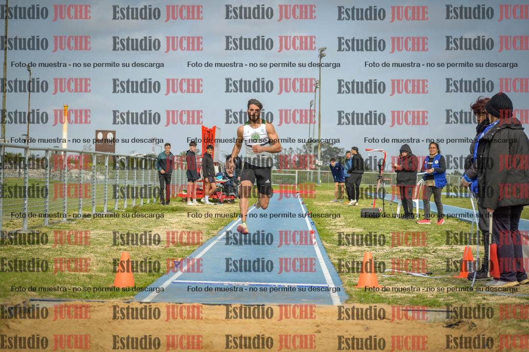 Fotos del salto en largo de varones - mayores