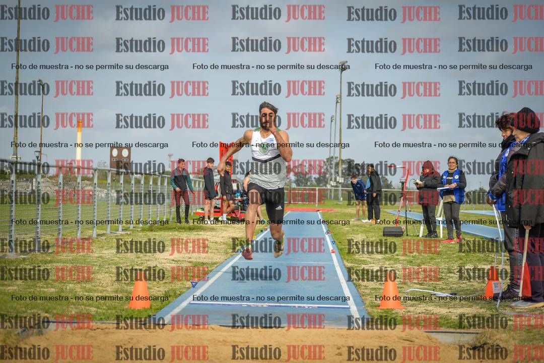 Fotos del salto en largo de varones - mayores