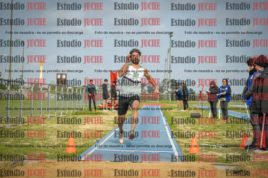 Fotos del salto en largo de varones - mayores
