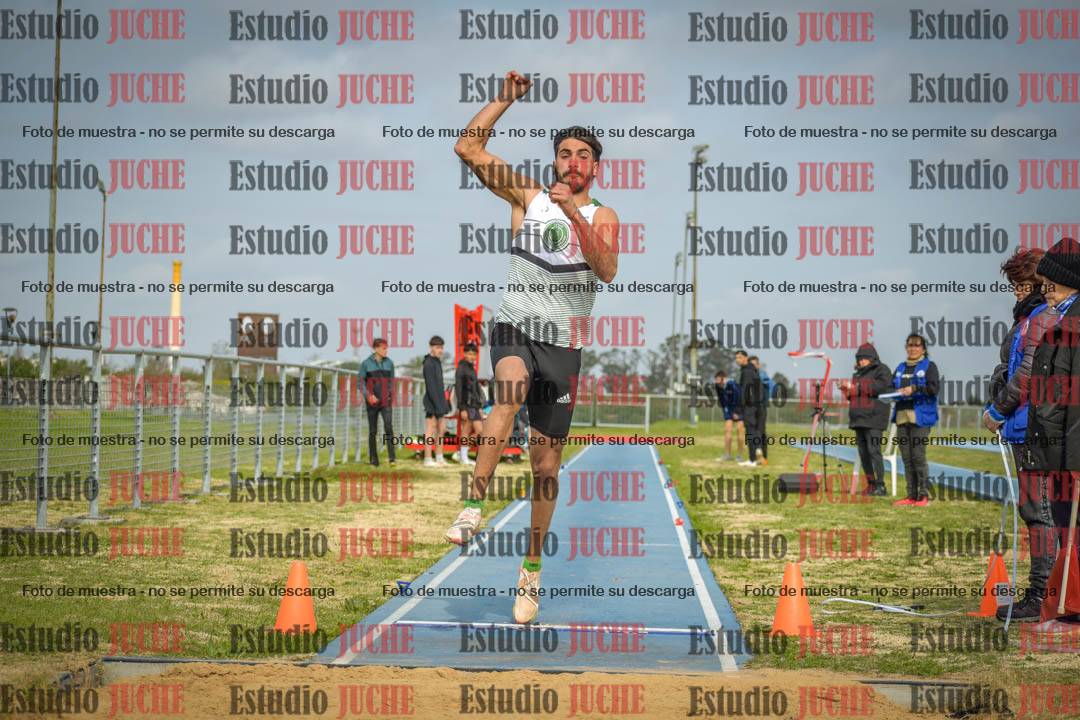 Fotos del salto en largo de varones - mayores