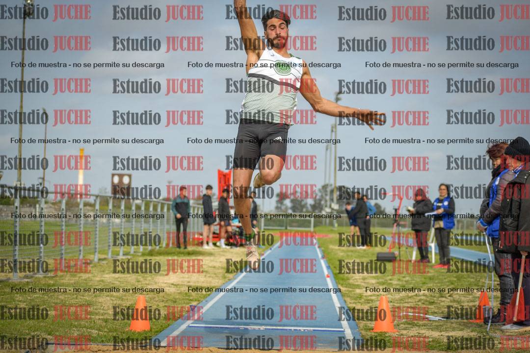 Fotos del salto en largo de varones - mayores