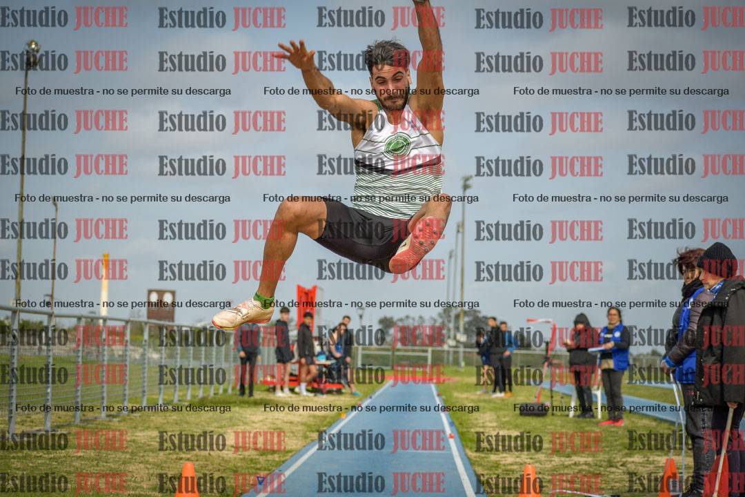 Fotos del salto en largo de varones - mayores