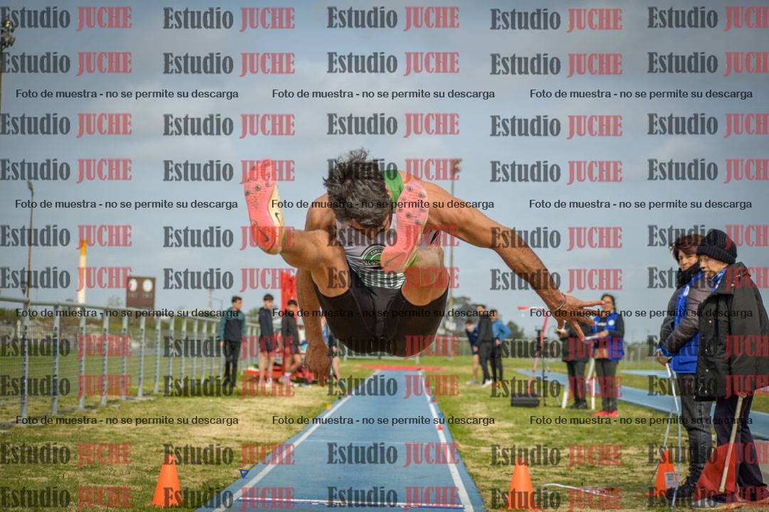 Fotos del salto en largo de varones - mayores