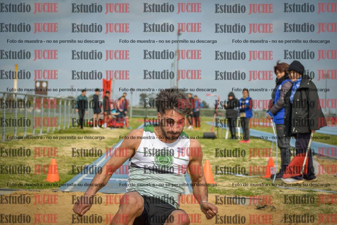 Fotos del salto en largo de varones - mayores