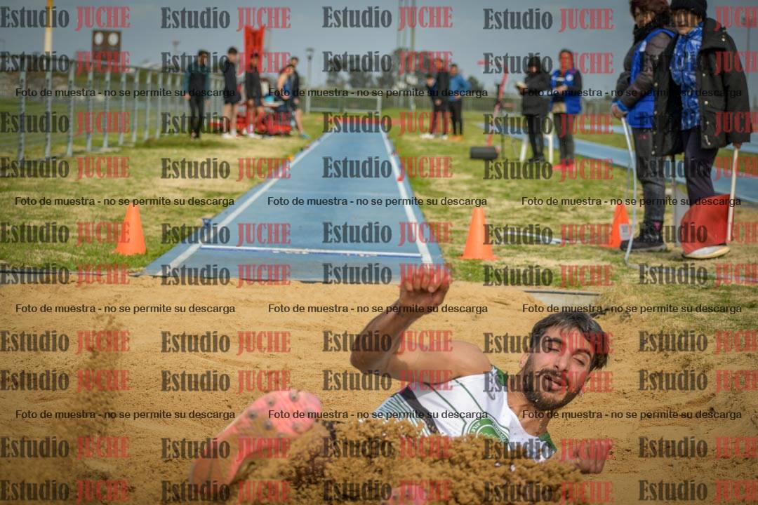 Fotos del salto en largo de varones - mayores
