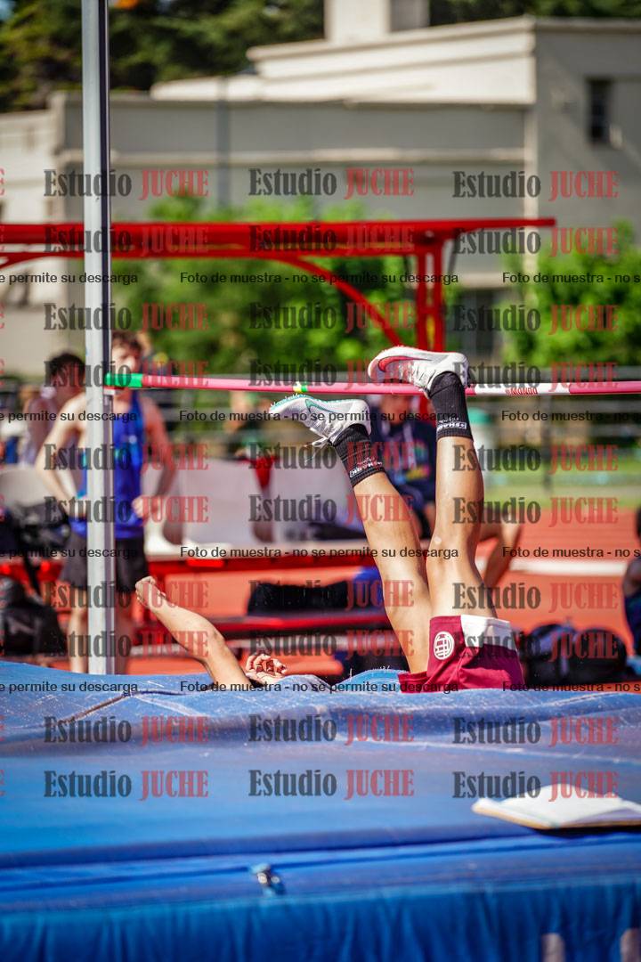 Fotos del salto en alto de mujeres y varones