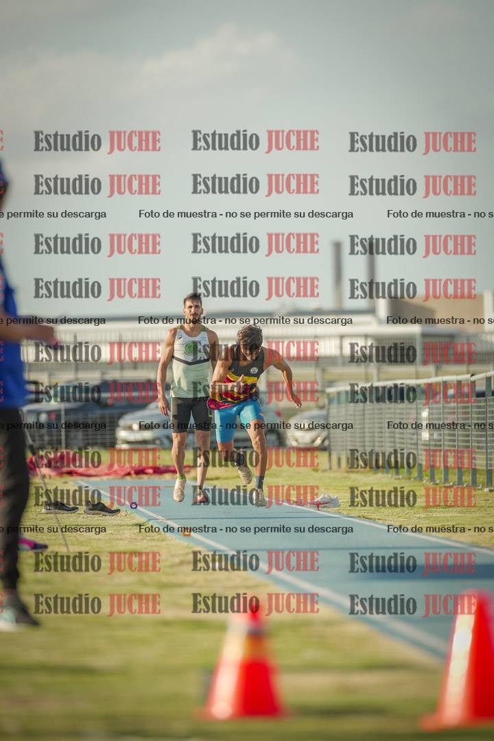 Fotos del salto en largo de varones