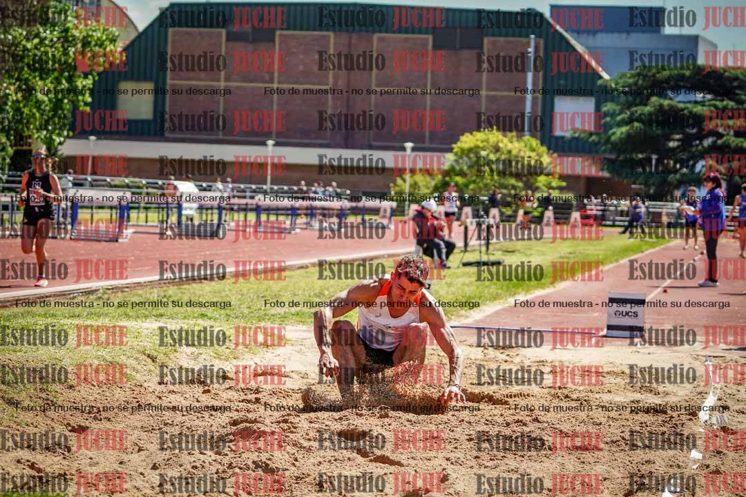 Fotos del salto en largo de varones
