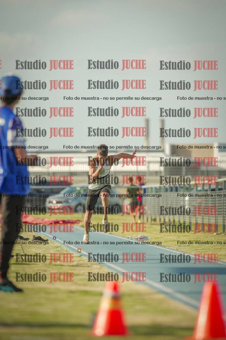 Fotos del salto en largo de varones