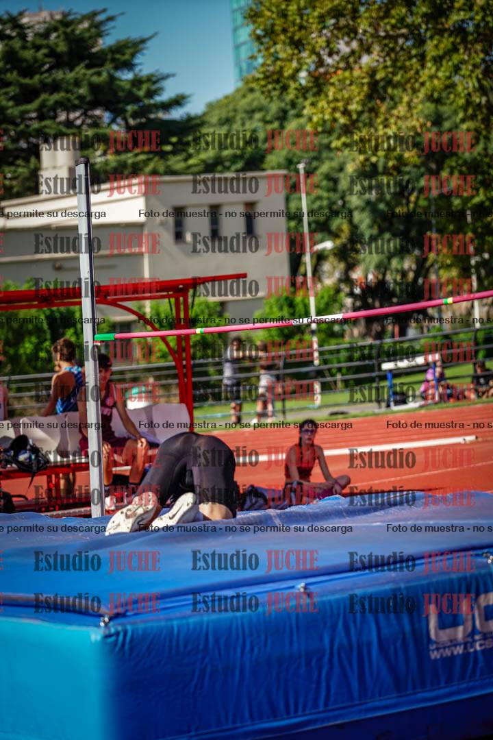 Fotos del salto en alto de mujeres y varones
