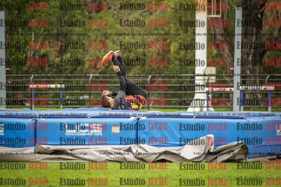 Fotos del salto en alto de mujeres y varones - todos los grupos