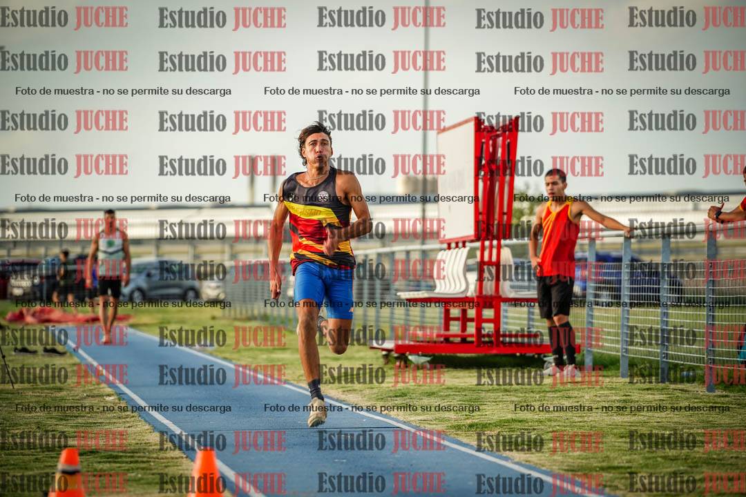 Fotos del salto en largo de varones