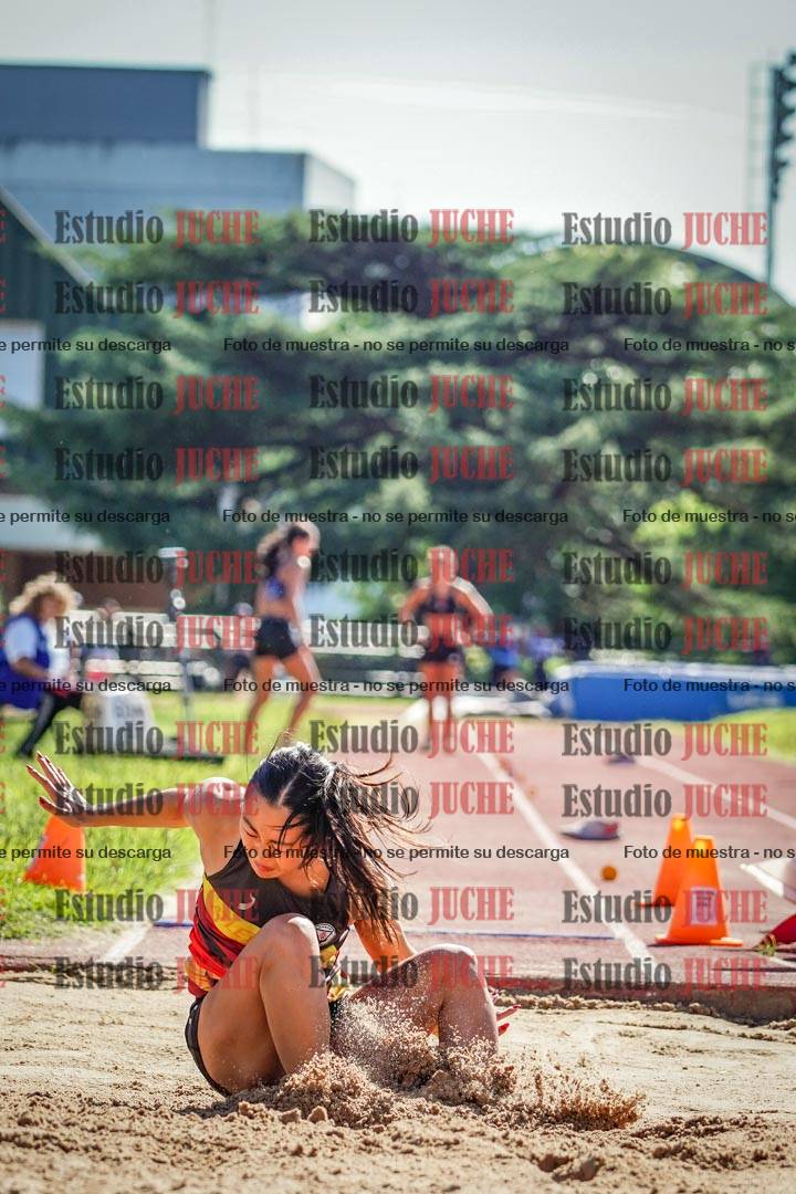 Fotos del salto en largo de mujeres