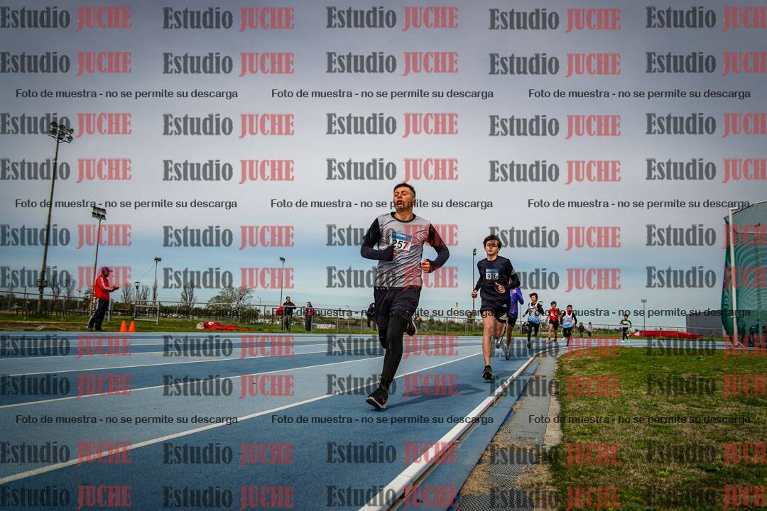 Fotos de los 800 m llanos de varones - U14