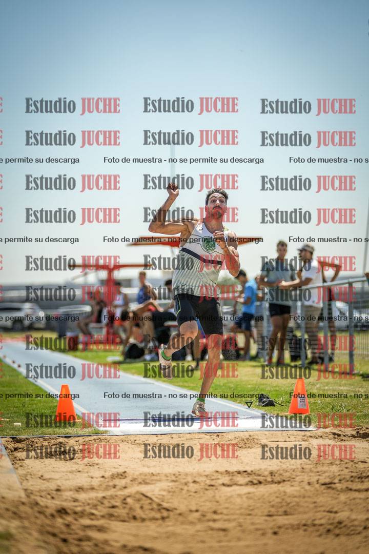 Fotos del salto en largo de varones - mayores