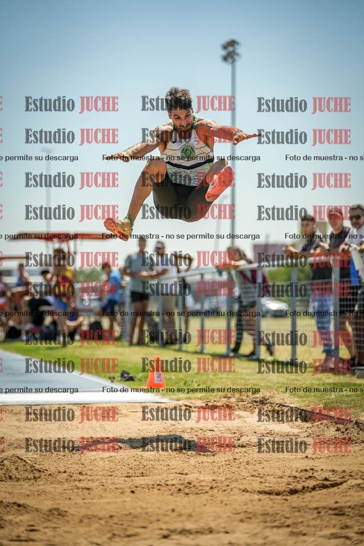 Fotos del salto en largo de varones - mayores