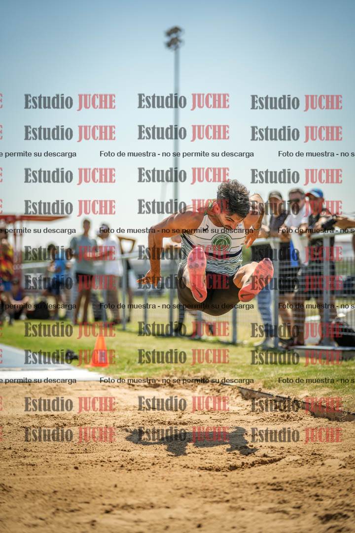 Fotos del salto en largo de varones - mayores