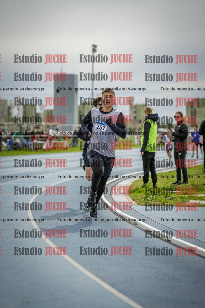 Fotos de los 800 m llanos de varones - U14