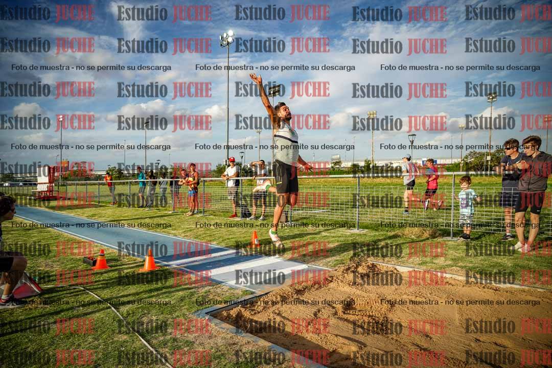 Fotos del salto en largo de varones