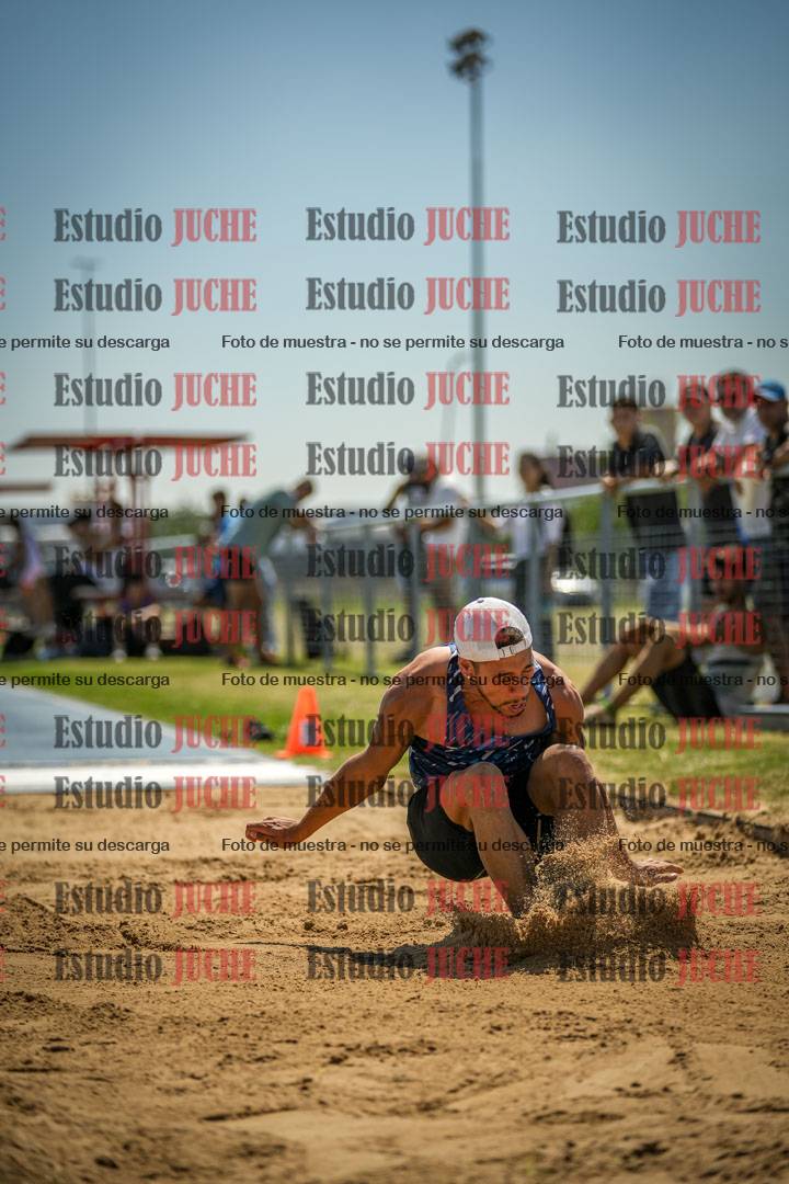 Fotos del salto en largo de varones - mayores