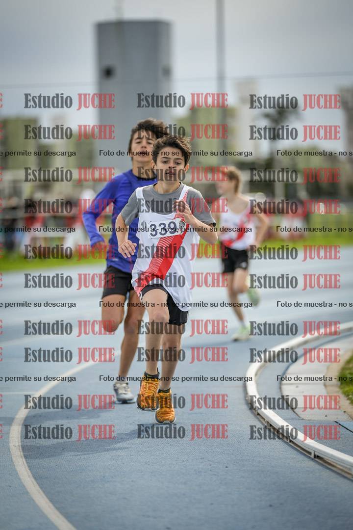 Fotos de los 800 m llanos de varones - U14