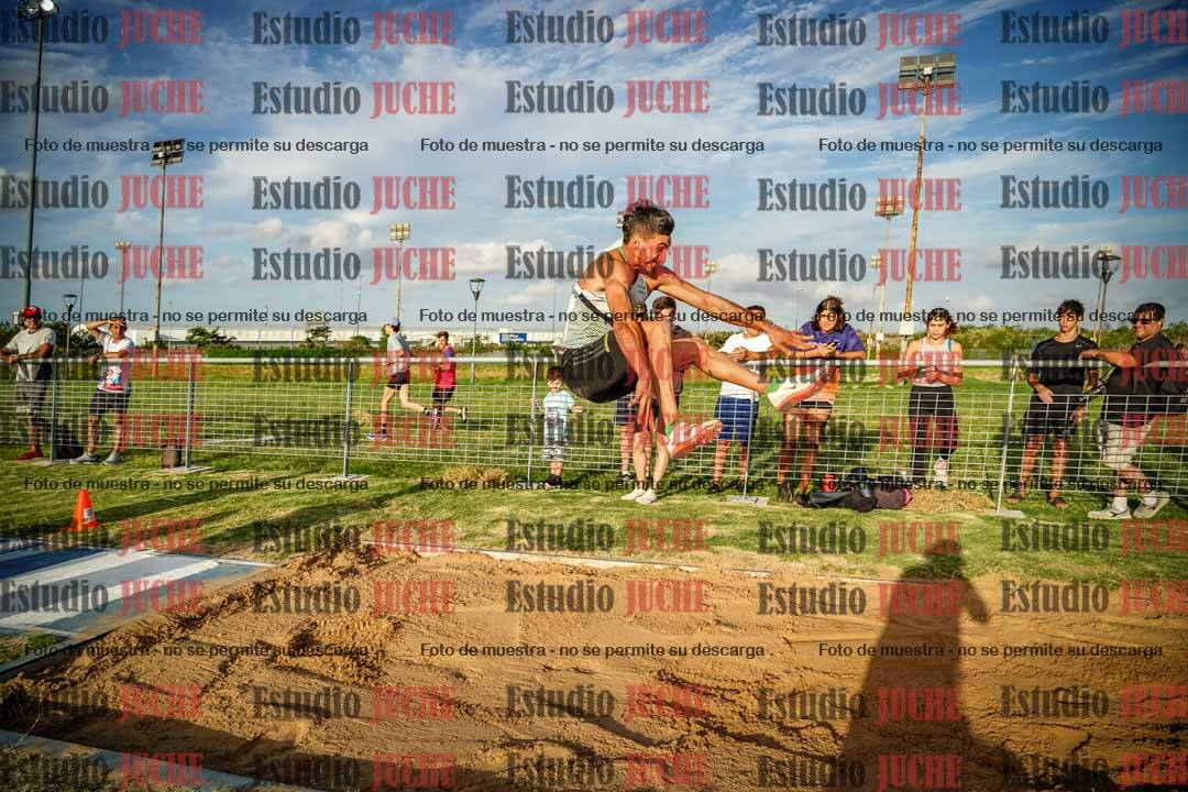 Fotos del salto en largo de varones