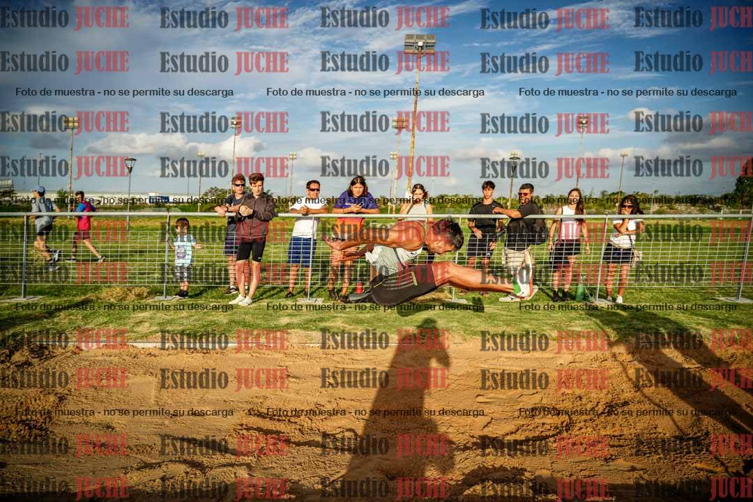 Fotos del salto en largo de varones