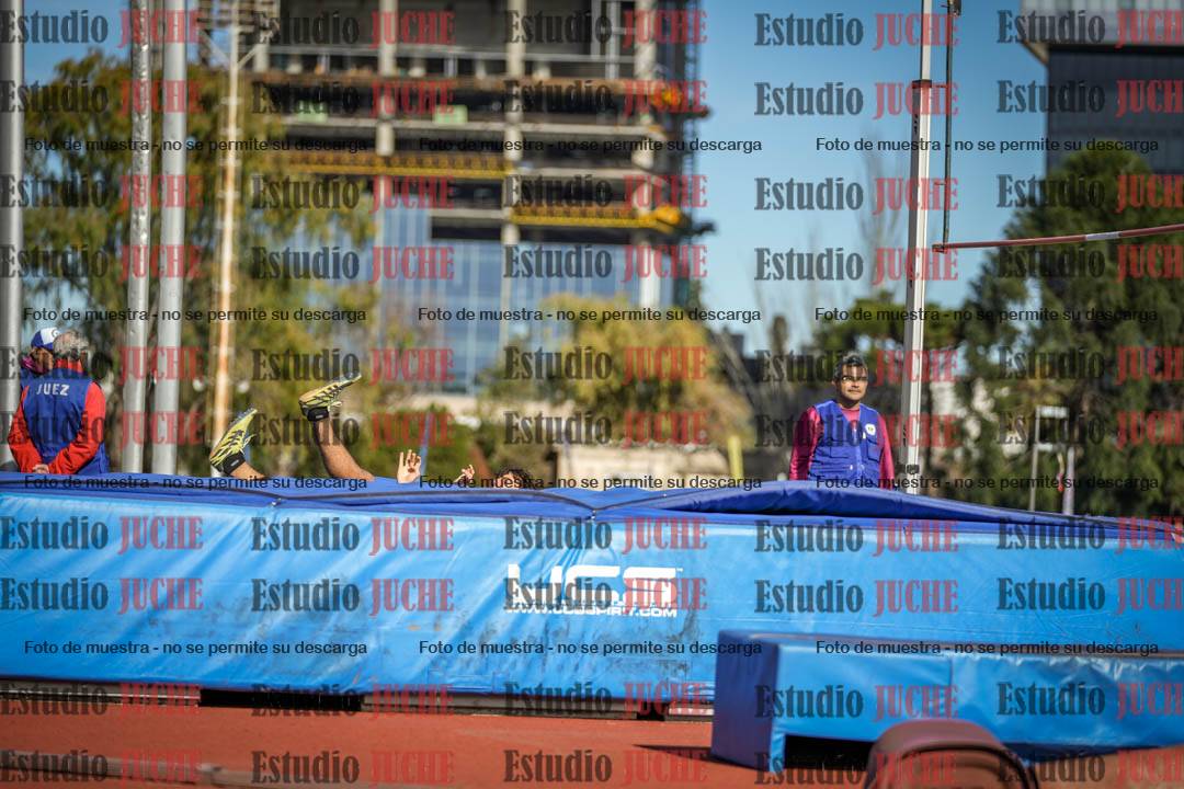 Fotos del salto con garrocha de varones - decatlón 8