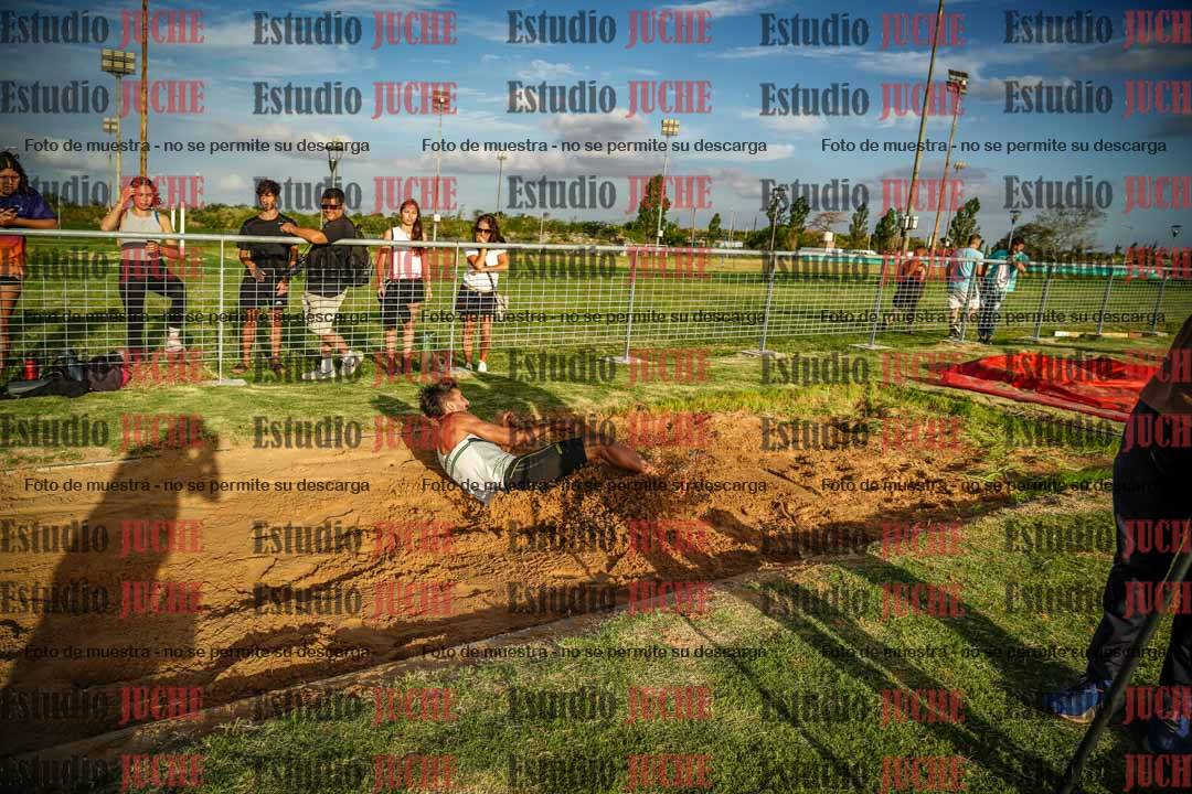 Fotos del salto en largo de varones