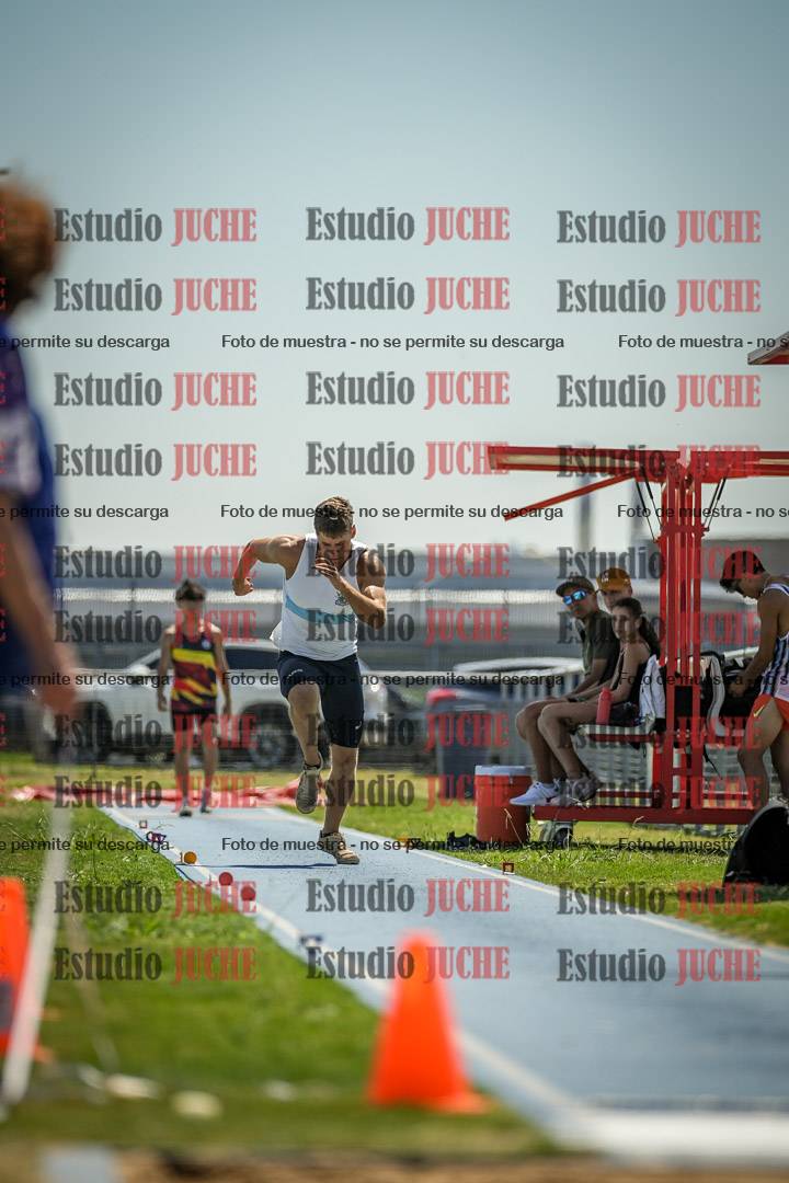 Fotos del salto en largo de varones - mayores