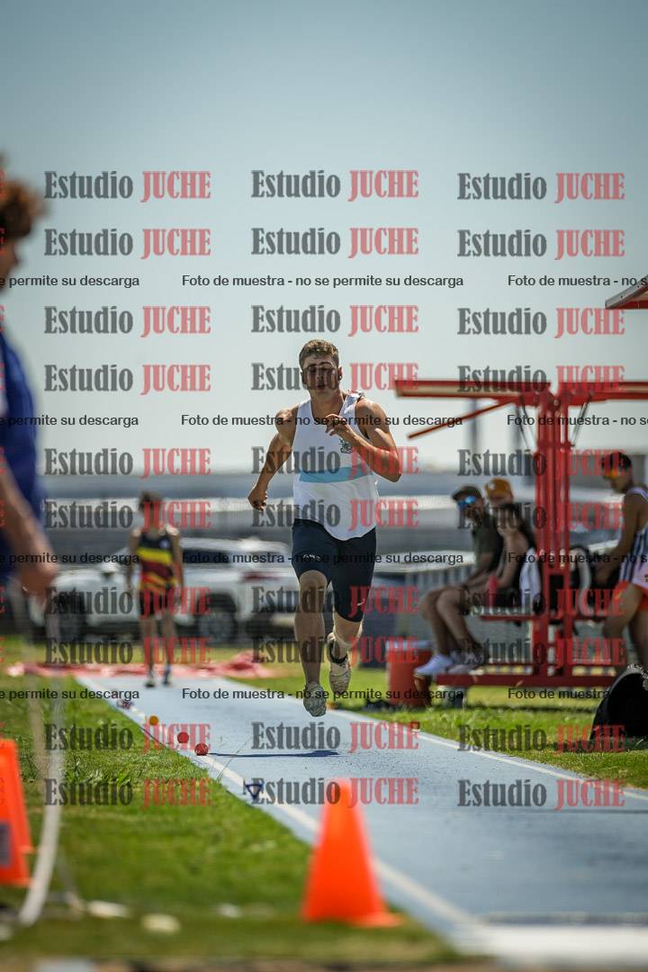Fotos del salto en largo de varones - mayores