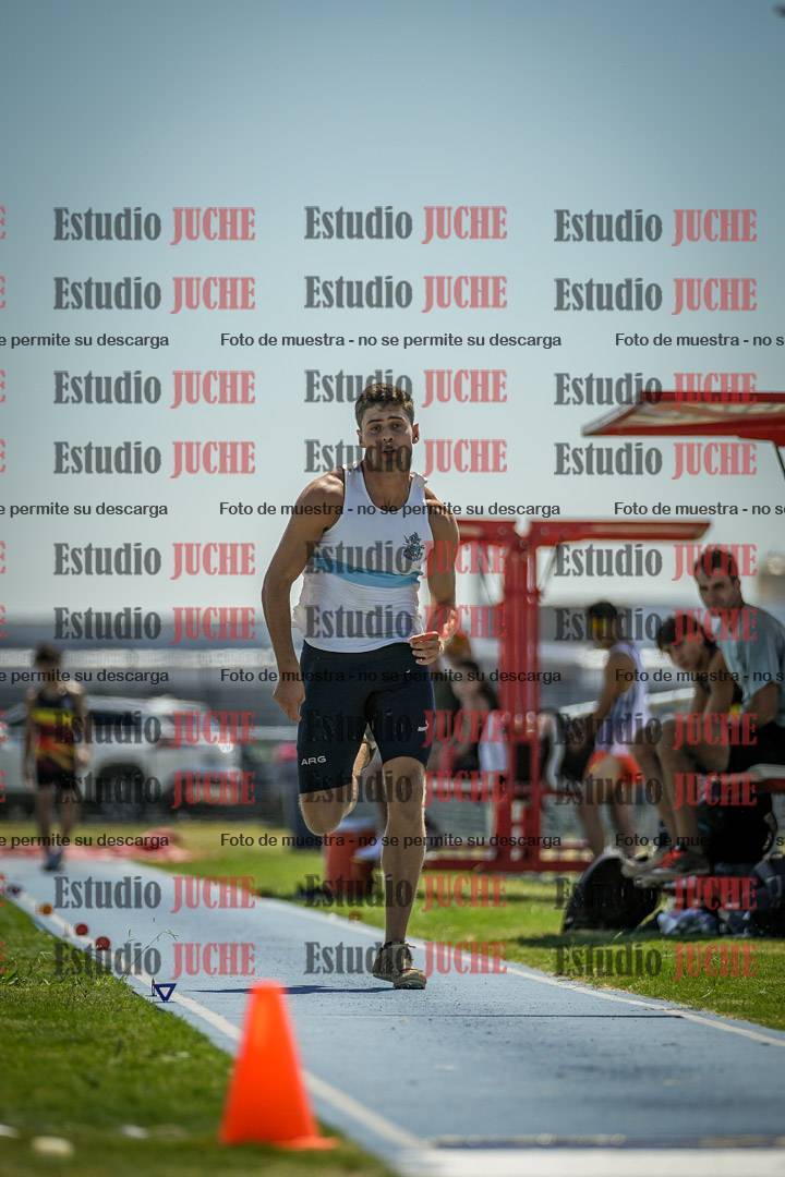Fotos del salto en largo de varones - mayores