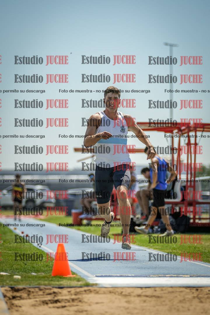 Fotos del salto en largo de varones - mayores