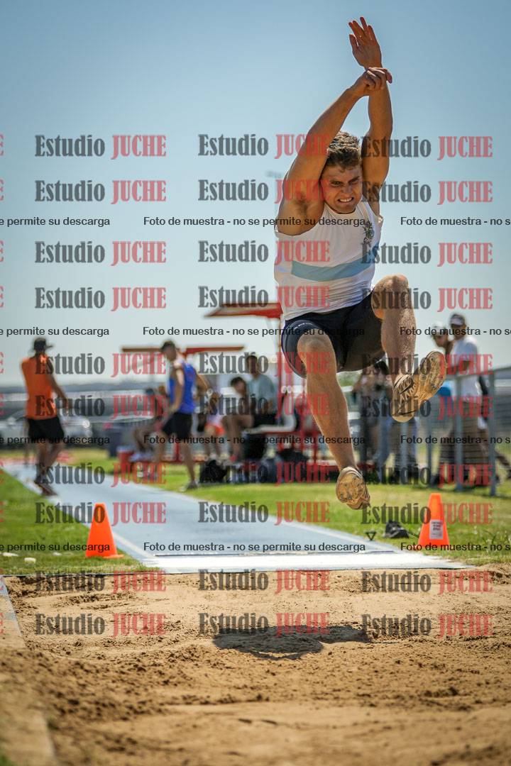 Fotos del salto en largo de varones - mayores