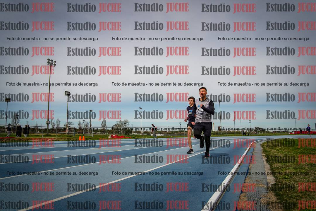 Fotos de los 800 m llanos de varones - U14