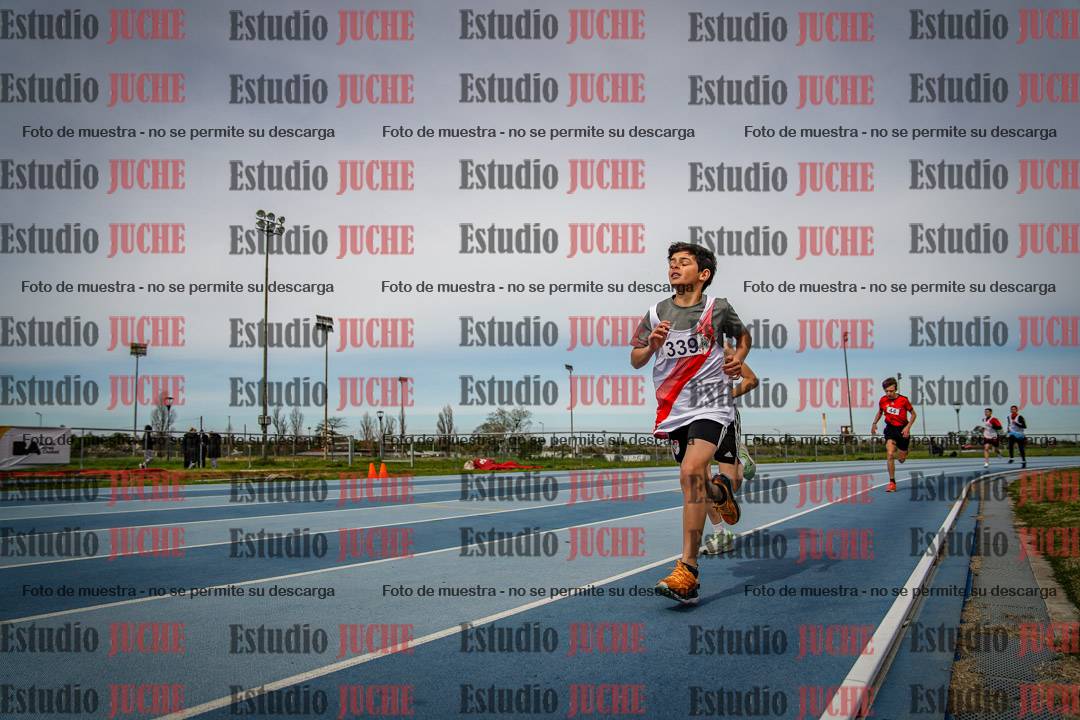 Fotos de los 800 m llanos de varones - U14