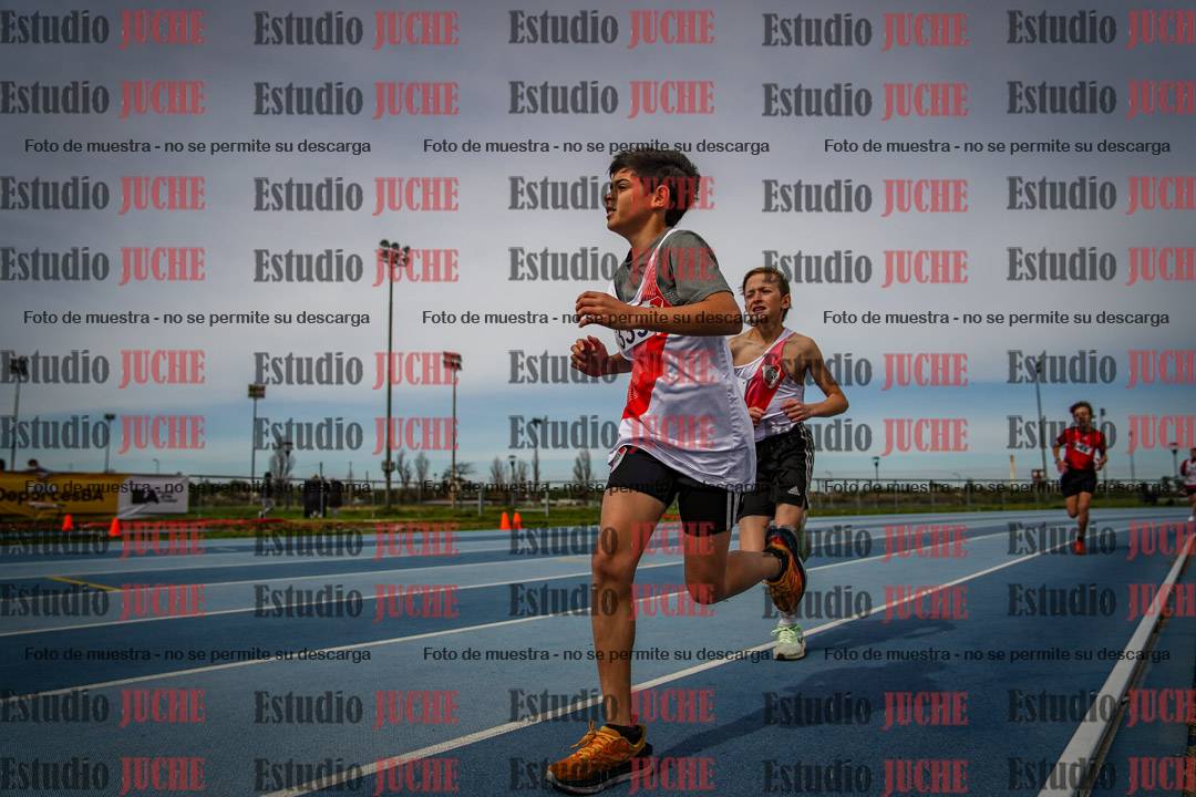 Fotos de los 800 m llanos de varones - U14