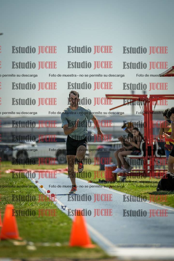 Fotos del salto en largo de varones - mayores
