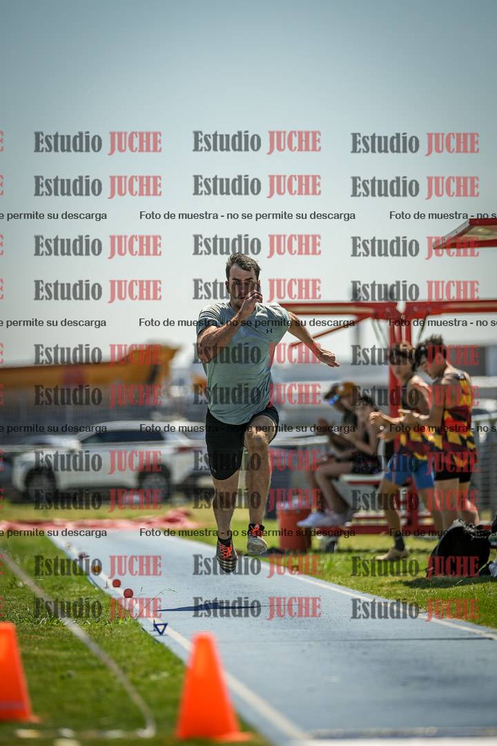 Fotos del salto en largo de varones - mayores