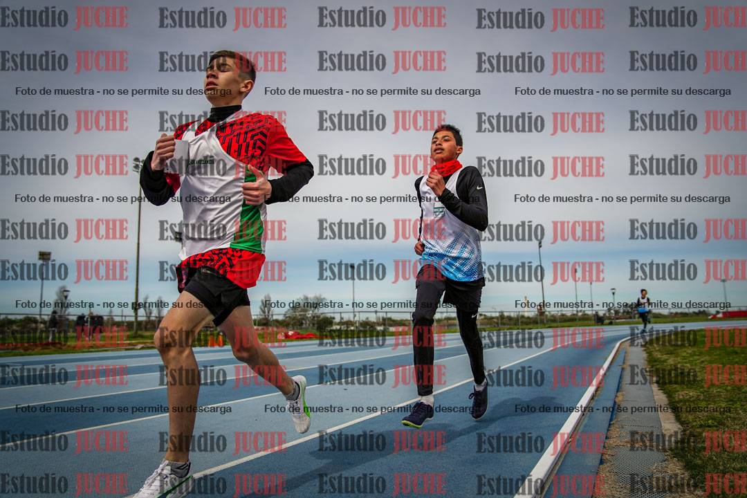 Fotos de los 800 m llanos de varones - U14
