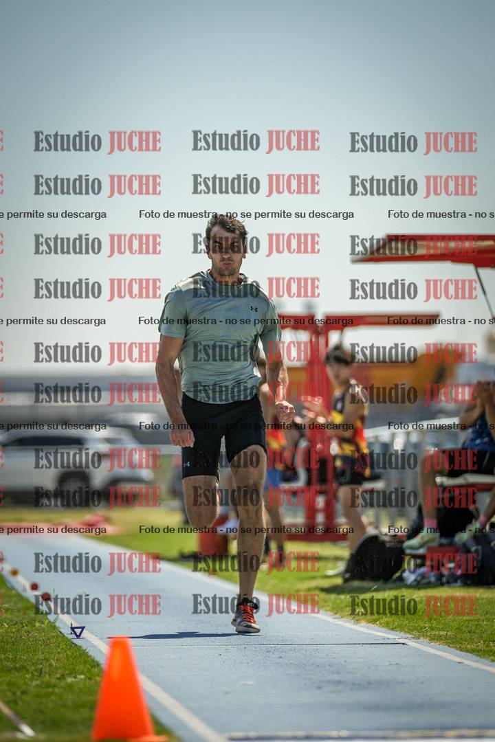 Fotos del salto en largo de varones - mayores