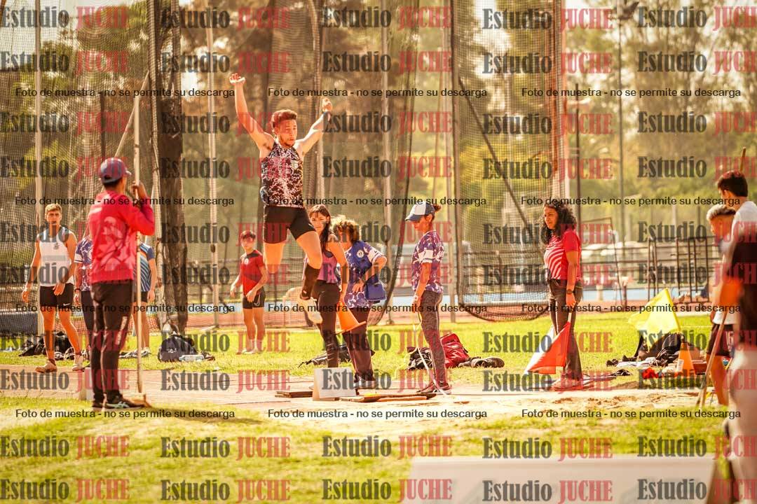 Fotos del salto en largo de varones