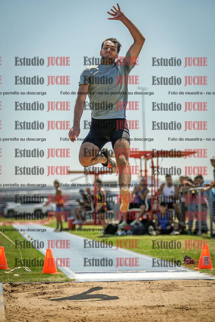 Fotos del salto en largo de varones - mayores