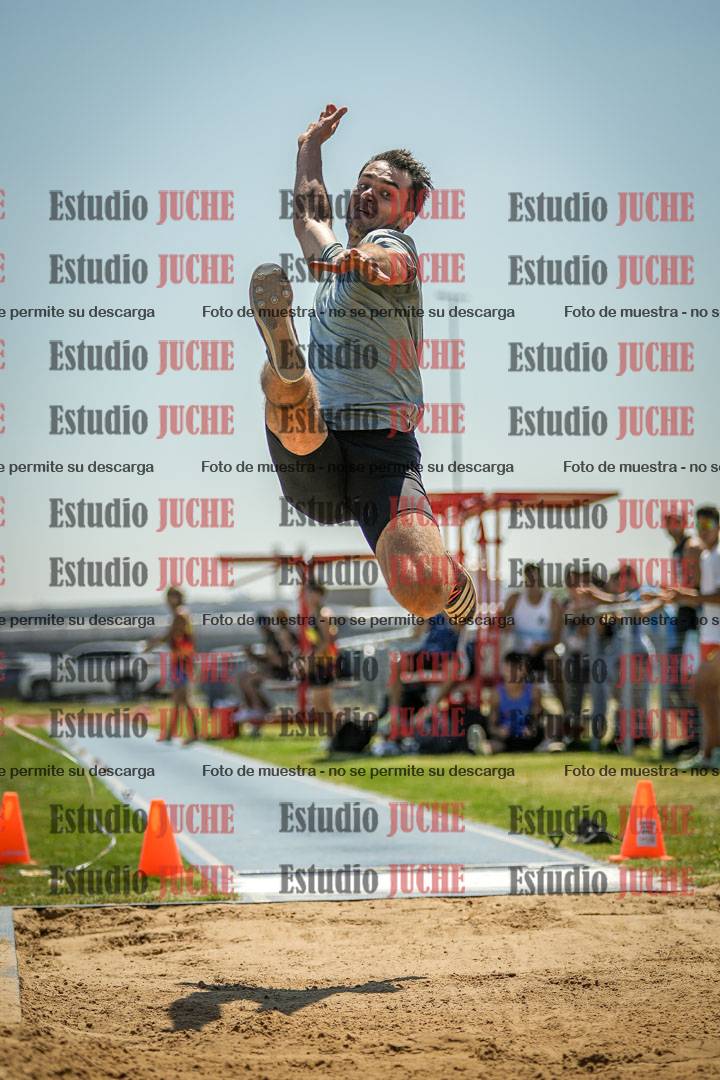 Fotos del salto en largo de varones - mayores