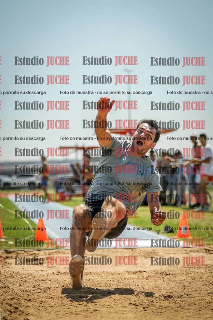 Fotos del salto en largo de varones - mayores